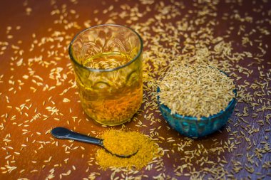 Kimyon tohumu, toz ve ahşap yüzeyde ayıklanan su ile