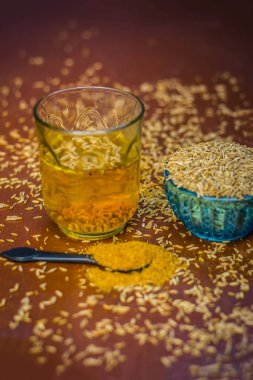 Kimyon tohumu, toz ve ahşap yüzeyde ayıklanan su ile