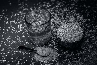 Kimyon tohumu, toz ve ahşap yüzeyde ayıklanan su ile