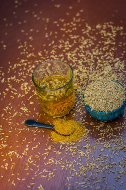 Kimyon tohumu, toz ve ahşap yüzeyde ayıklanan su ile