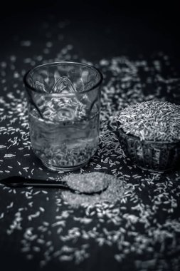 Kimyon tohumu, toz ve ahşap yüzeyde ayıklanan su ile