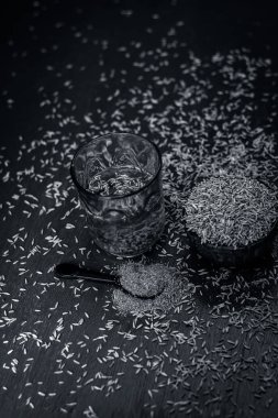 Kimyon tohumu, toz ve ahşap yüzeyde ayıklanan su ile