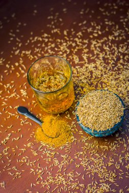 Kimyon tohumu, toz ve ahşap yüzeyde ayıklanan su ile