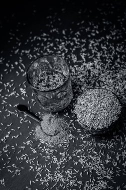 Kimyon tohumu, toz ve ahşap yüzeyde ayıklanan su ile