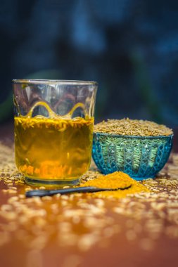 Kimyon tohumu, toz ve ahşap yüzeyde ayıklanan su ile