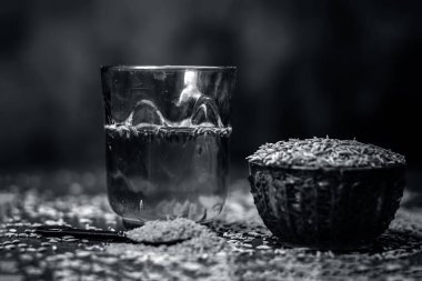 Kimyon tohumu, toz ve ahşap yüzeyde ayıklanan su ile