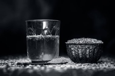 Kimyon tohumu, toz ve ahşap yüzeyde ayıklanan su ile