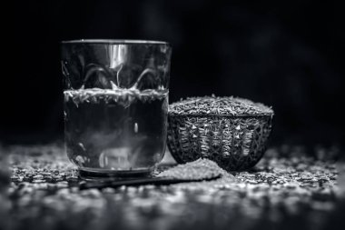 Kimyon tohumu, toz ve ahşap yüzeyde ayıklanan su ile