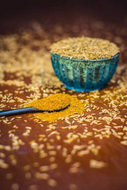 Kimyon tohumu ve ahşap yüzey üzerinde toz