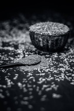 Kimyon tohumu ve ahşap yüzey üzerinde toz