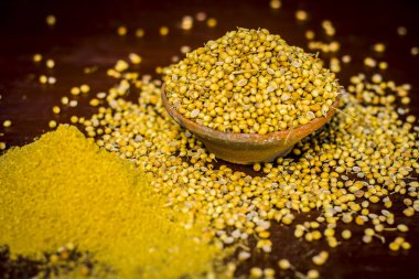 Baharat kişniş tohumu geleneksel bir sepet içinde görünümünü kapat 