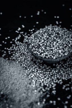 Baharat kişniş tohumu geleneksel bir sepet içinde görünümünü kapat 