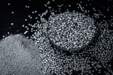 Baharat kişniş tohumu geleneksel bir sepet içinde görünümünü kapat 