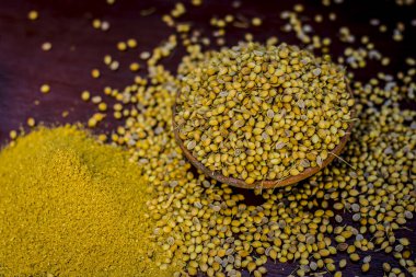 Baharat kişniş tohumu geleneksel bir sepet içinde görünümünü kapat 