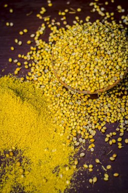 Baharat kişniş tohumu geleneksel bir sepet içinde görünümünü kapat 