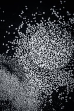 Baharat kişniş tohumu geleneksel bir sepet içinde görünümünü kapat 