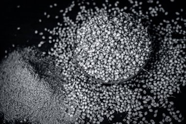 Baharat kişniş tohumu geleneksel bir sepet içinde görünümünü kapat 