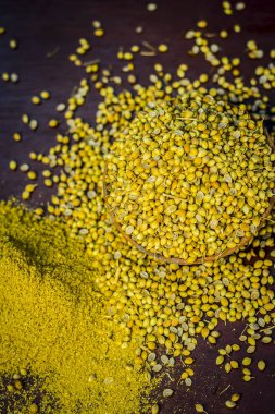 Baharat kişniş tohumu geleneksel bir sepet içinde görünümünü kapat 