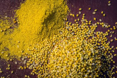 Baharat kişniş tohumu geleneksel bir sepet içinde görünümünü kapat 