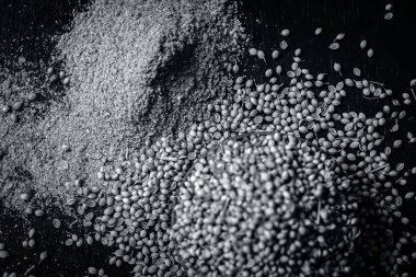 Baharat kişniş tohumu geleneksel bir sepet içinde görünümünü kapat 