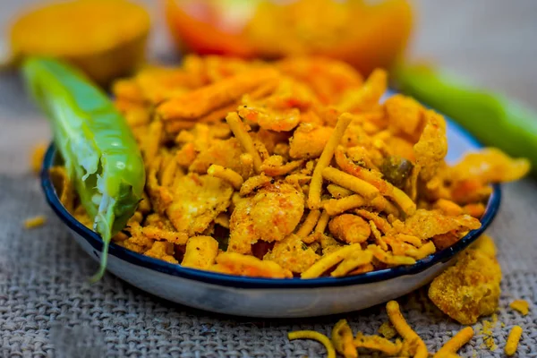 Närbild Indiska Snacks Chevdo Tallrik Med Grön Chili — Stockfoto