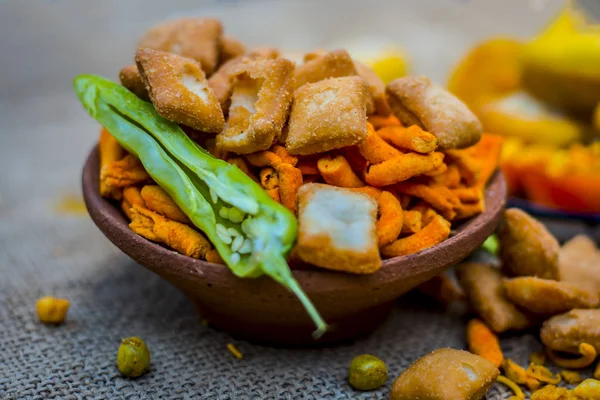 Hint meze, tikha gathiya, bhavnagri gathiya, yeşil soğuk ve salata ile bir aperatif olarak servis yakın çekim 