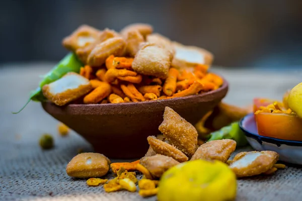 Hint meze, tikha gathiya, bhavnagri gathiya, yeşil soğuk ve salata ile bir aperatif olarak servis yakın çekim 