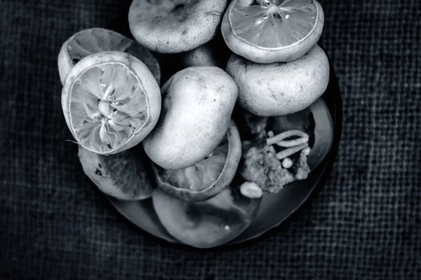 Küçük bir konteyner içinde Hint meze bakış topçu arka plan üzerinde kapatın