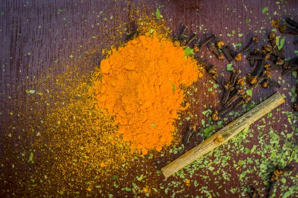 木质表面的印度丁香和姜黄粉 — 图库照片