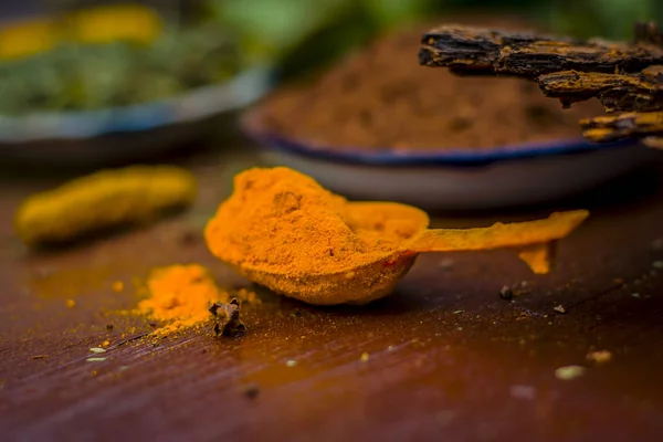 Polvere Lilla Indiana Foglie Neem Con Curcuma Cruda Alimentata — Foto Stock