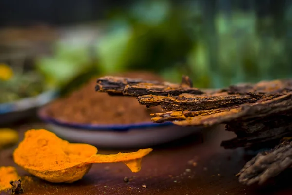 インドのライラックの葉と生の動力を与えられたウコンの粉末 — ストック写真