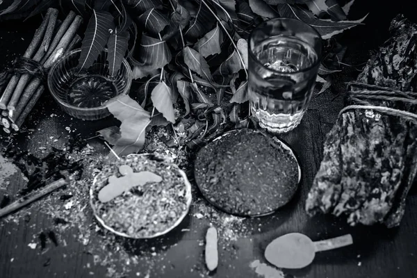 Ινδική Πασχαλιά Ένα Πιάτο Φύλλα Και Πρώτες Underpowered Κουρκούμη Σκόνη — Φωτογραφία Αρχείου
