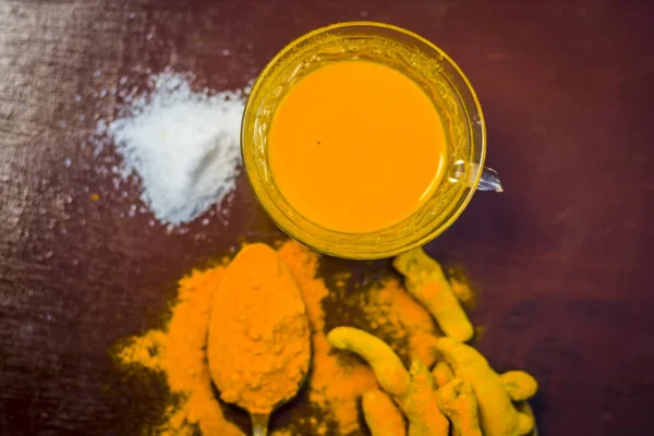 Curcuma Longa Teh Turmeric Dalam Cangkir Transparan Dengan Kunyit Mentah — Stok Foto