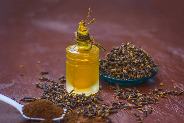 Clavo Olor Aceite Sobre Una Superficie Madera — Foto de Stock