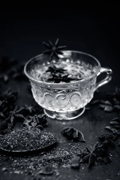 Ahşap masa üzerinde anason tohumu çay