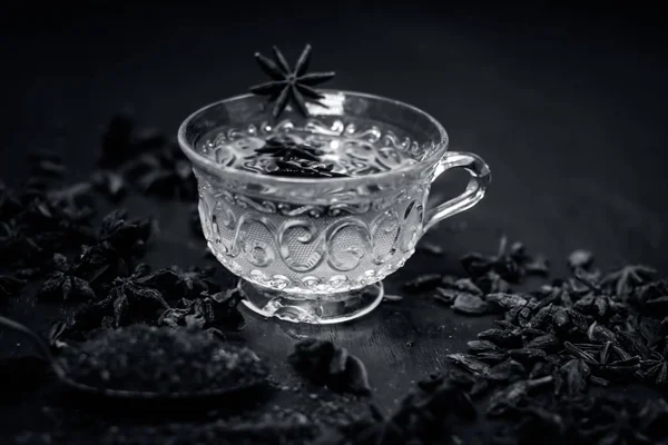 Tee Mit Aniskernen Auf Holztisch — Stockfoto