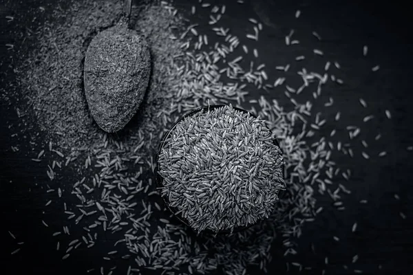 Kimyon ve onun bir kaşık toz görünümü bir ahşap yüzeye kadar kapatın