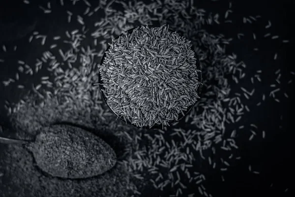 Kimyon ve onun bir kaşık toz görünümü bir ahşap yüzeye kadar kapatın