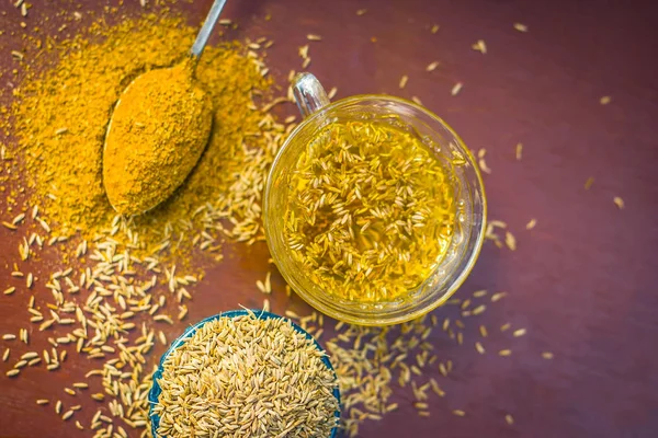 Kimyon, toz ve onun çay Ahşap yüzeyi ile.