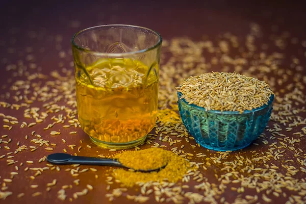 Kimyon tohumu, toz ve ahşap yüzeyde ayıklanan su ile