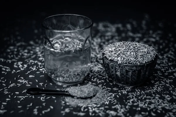 Kimyon tohumu, toz ve ahşap yüzeyde ayıklanan su ile