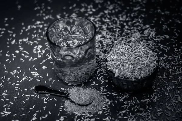 Kimyon tohumu, toz ve ahşap yüzeyde ayıklanan su ile