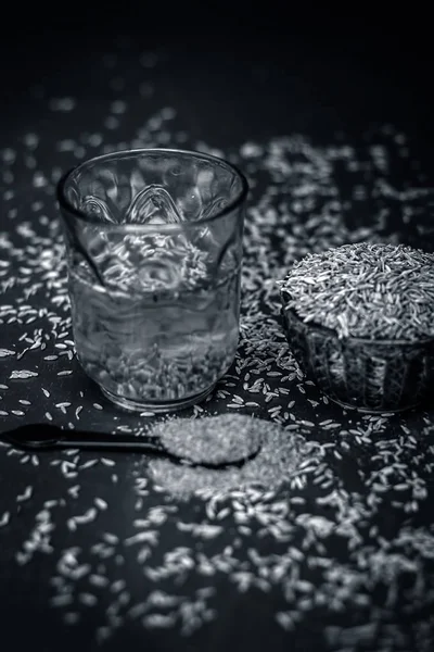 Kimyon tohumu, toz ve ahşap yüzeyde ayıklanan su ile