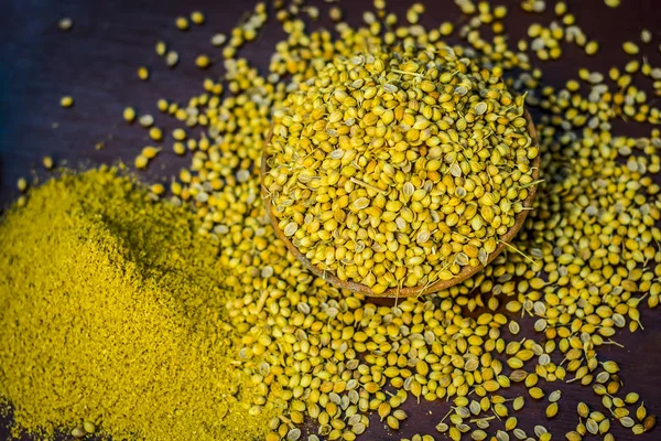 Baharat kişniş tohumu geleneksel bir sepet içinde görünümünü kapat 