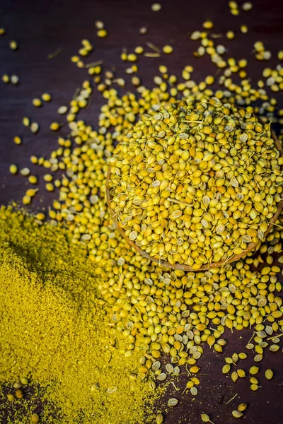 Baharat kişniş tohumu geleneksel bir sepet içinde görünümünü kapat 