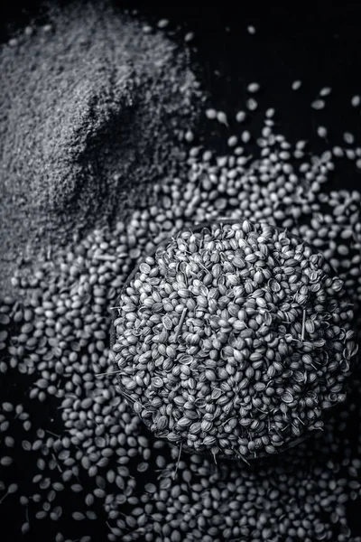 Baharat kişniş tohumu geleneksel bir sepet içinde görünümünü kapat 