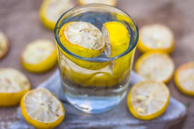 Limon suyu. Limonata limon dilimleri ile 