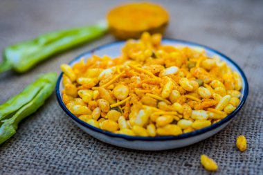 Hint aperatif chevdo yeşil biber ile bir tabak içinde yukarı kapatın