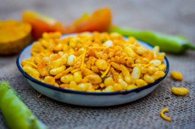 Hint aperatif chevdo yeşil biber ile bir tabak içinde yukarı kapatın