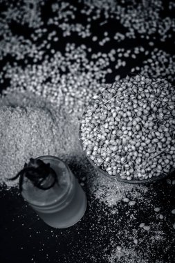 Kişniş yağı bir kil kase kuru kişniş ile